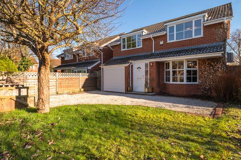 4 bedroom detached house for sale, Odingsell Drive Southam, Warwickshire, CV47 9PD