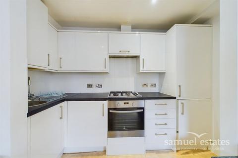 2 bedroom flat to rent, Battersea Park Road, London, SW11