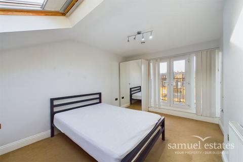 2 bedroom flat to rent, Battersea Park Road, London, SW11