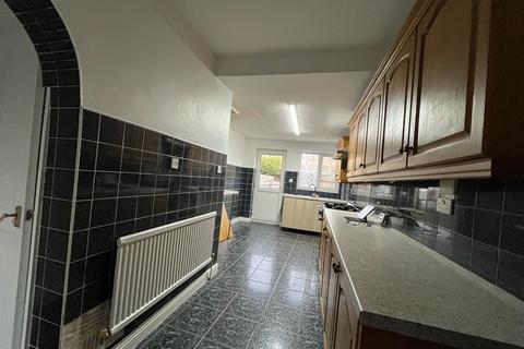 4 bedroom semi-detached house to rent, Staveley Road, Leicester