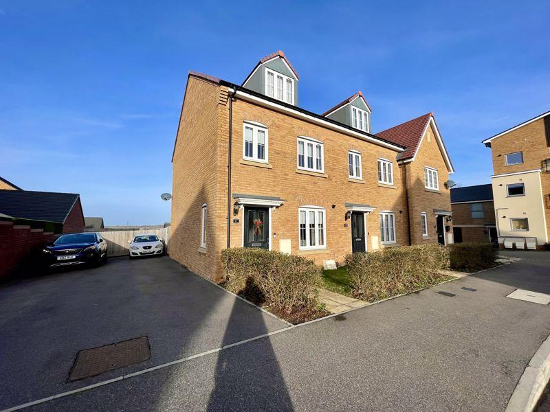Aylesbury Drive, Dunstable 3 bed end of terrace house for sale £345,000