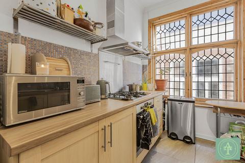 2 bedroom flat for sale, Compton Road, London, N21