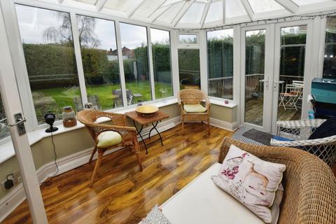 3 bedroom bungalow for sale - Carrington Lane, Sale, Greater Manchester, M33