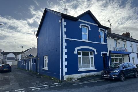 4 bedroom end of terrace house for sale - 30 Swansea Road, Llanelli, SA15