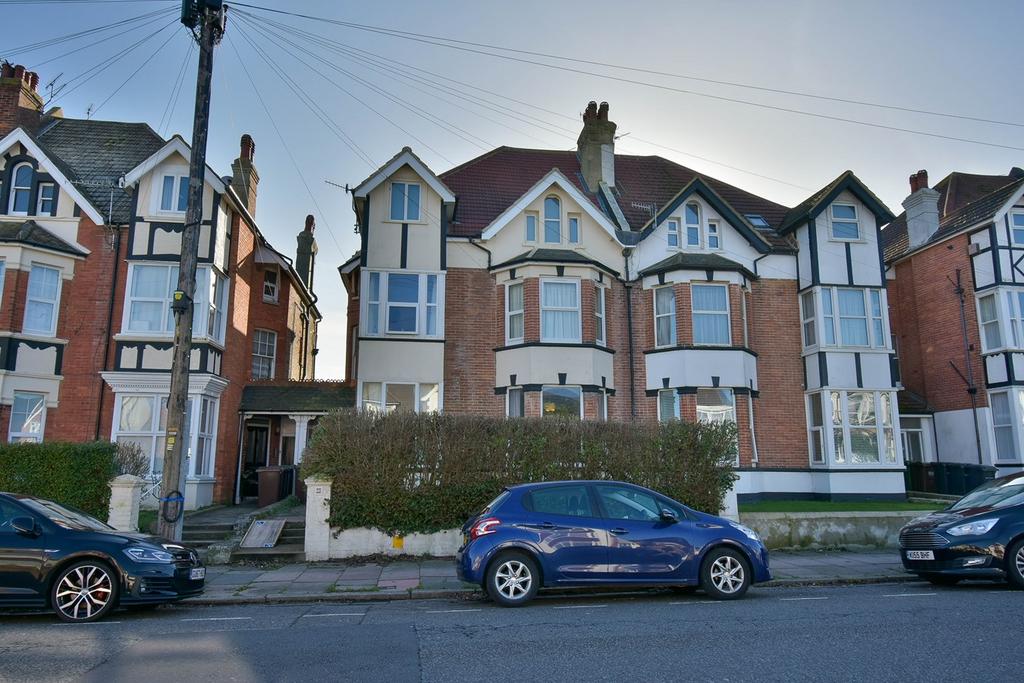 Wickham Avenue, BexhillonSea, TN39 2 bed ground floor flat for sale