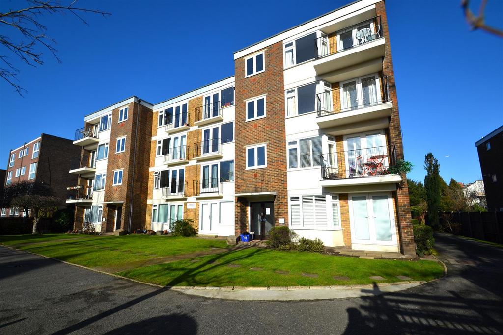 Court Downs Road, Beckenham 2 bed flat £1,650 pcm (£381 pw)