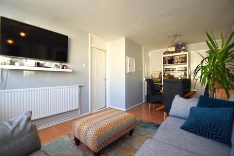 2 bedroom flat for sale, Baddow Close, Woodford Green, IG8 7JF