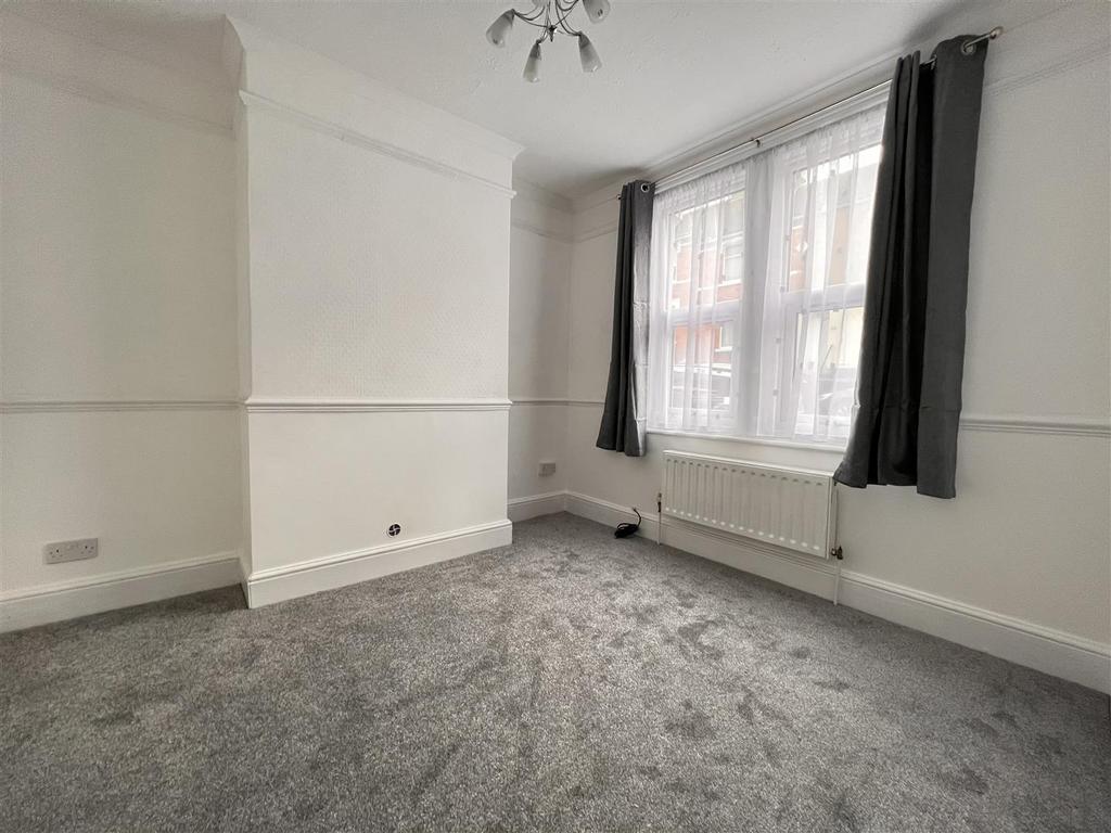 Dryden Street, Swindon SN1 2 bed terraced house £1,050 pcm (£242 pw)
