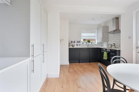 3 Hamilton Close, Epsom, KT19 8RG