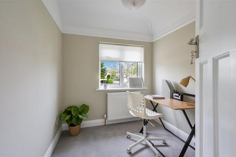 3 Hamilton Close, Epsom, KT19 8RG