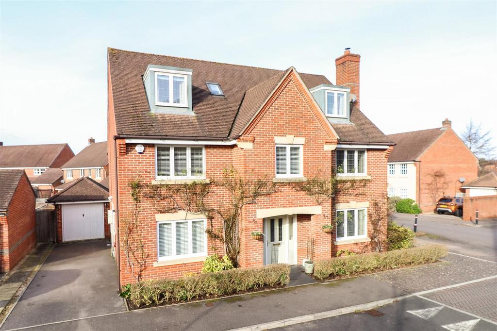 Harrow Road, Fleet GU51 5 bed detached house for sale £950,000