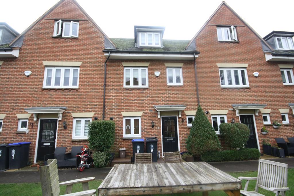 Montague Close, Farnham Royal SL2 4 bed townhouse to rent £2,100 pcm