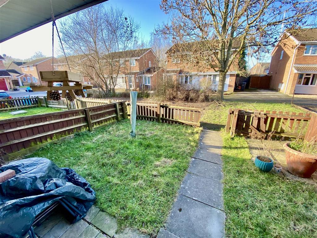 Alder Close, Swindon SN2 2 bed terraced house for sale £180,000