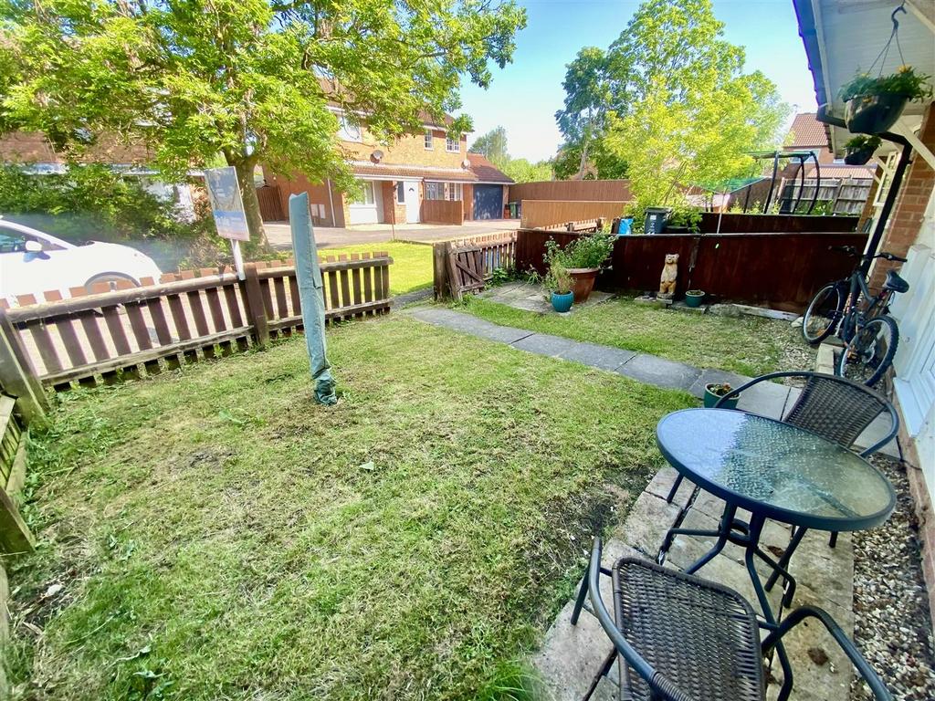 Alder Close, Swindon SN2 2 bed terraced house for sale £178,000