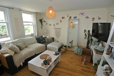 1 bedroom flat to rent, 49 Harvest Road, Egham TW20