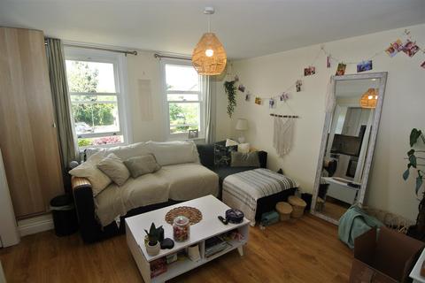 1 bedroom flat to rent, 49 Harvest Road, Egham TW20