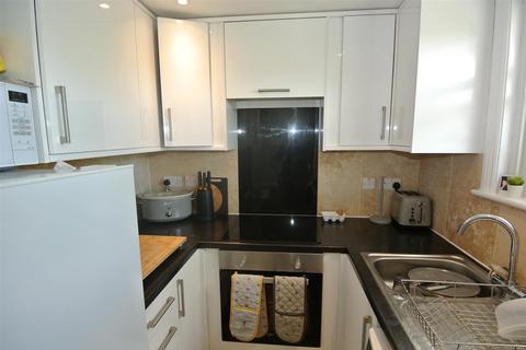 1 bedroom flat to rent, 49 Harvest Road, Egham TW20