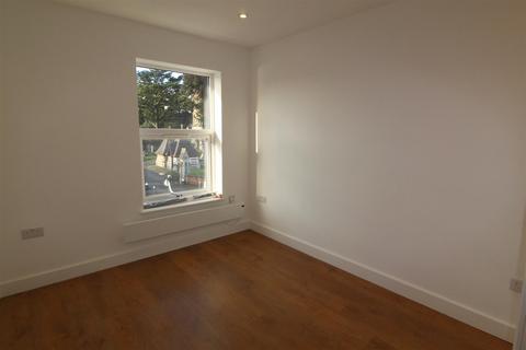 2 bedroom flat to rent, St Judes Road, Egham TW20