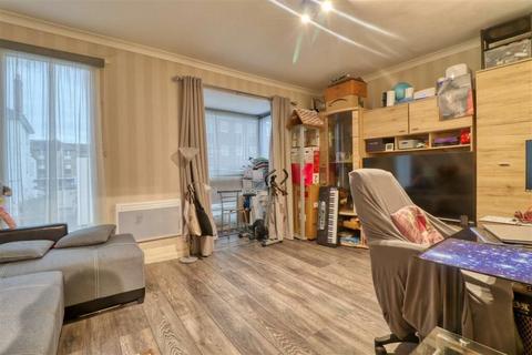 1 bedroom flat for sale, Beach Road, Clacton-on-Sea, CO15