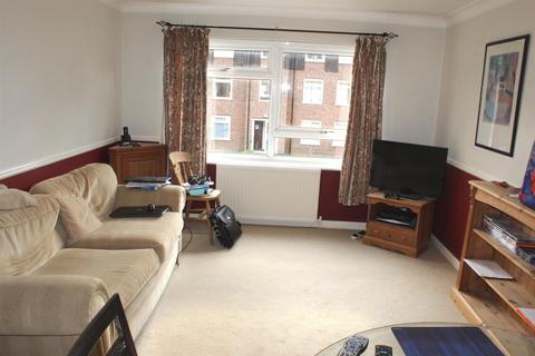 2 bedroom flat to rent, Greenacre Court, Egham TW20