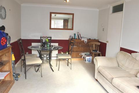 2 bedroom flat to rent, Greenacre Court, Egham TW20