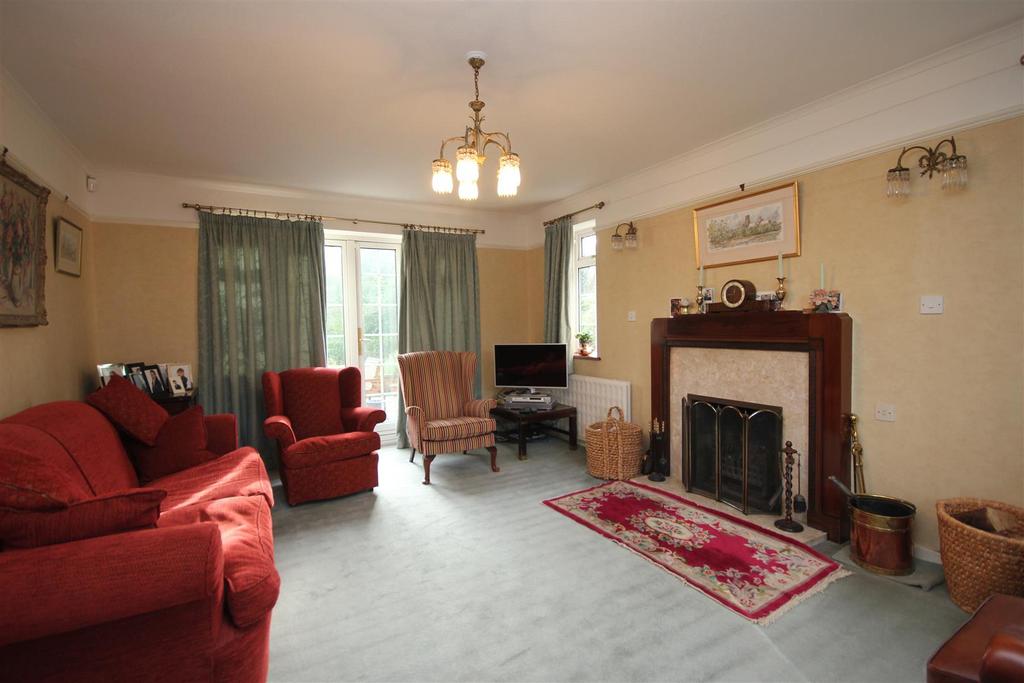 Lounge 1.JPG