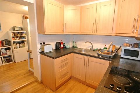 5 bedroom house to rent, Caddy Close, Egham TW20