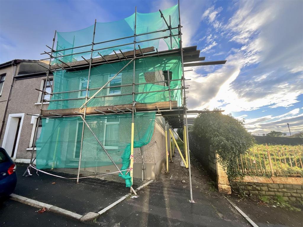 Marble Hall Road, Llanelli 2 bed semidetached house for sale £125,000