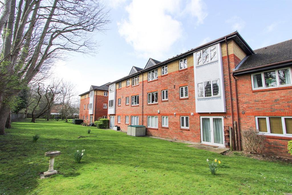 Dover Gardens, Carshalton SM5 2 bed flat for sale £275,000