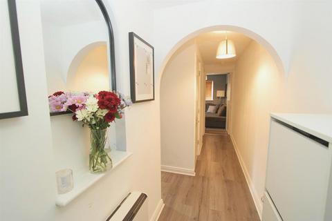 2 bedroom flat for sale - Dover Gardens, Carshalton SM5