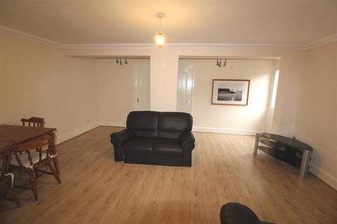 4 bedroom end of terrace house to rent, Cherrywood Avenue, Egham TW20