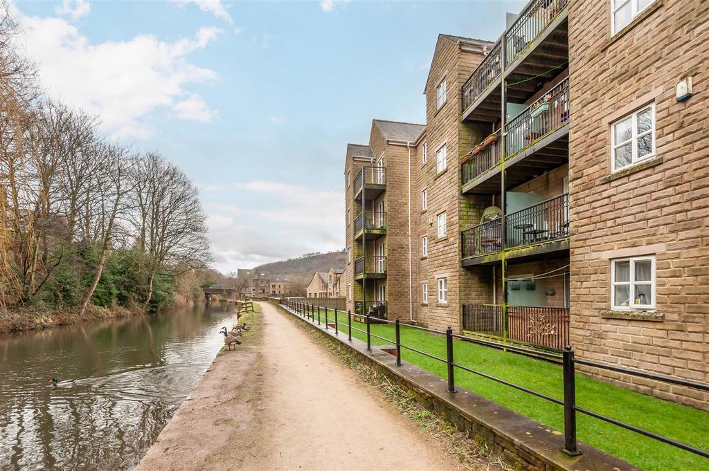 Longfellow Court, Mytholmroyd 2 bed apartment £115,000