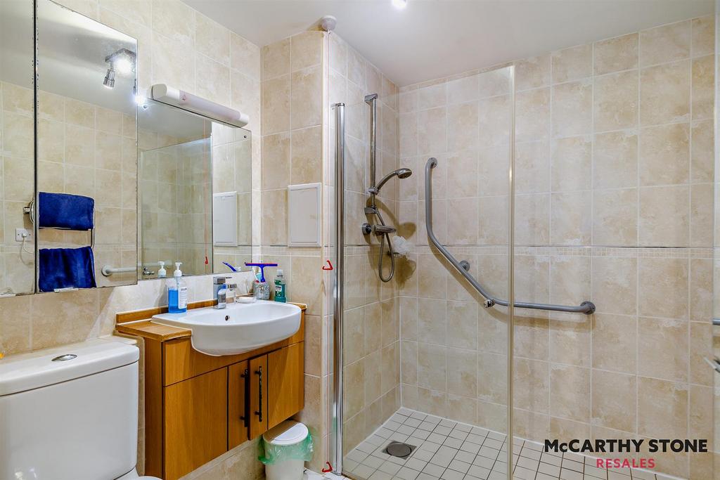 En suite shower room: