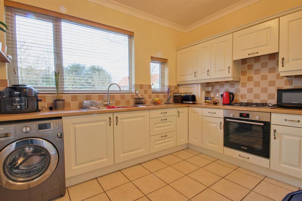 Beverley Road, Hessle 2 bed semidetached bungalow for sale £185,000