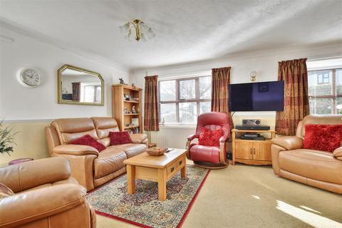 2 bedroom detached bungalow for sale - School Place, Bexhill-On-Sea