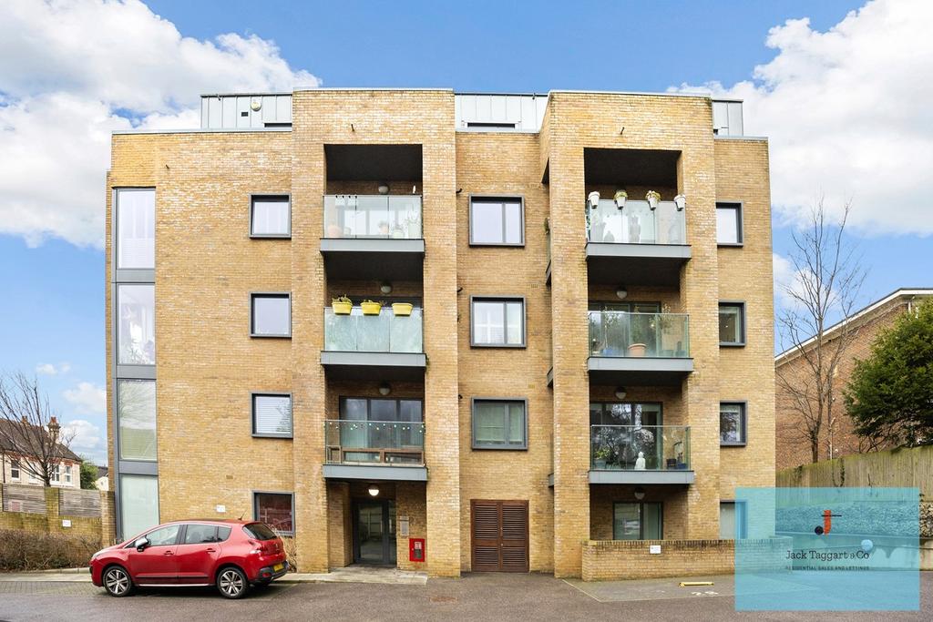 Hove Park Gardens, Hove, BN3 2 bed flat for sale £400,000