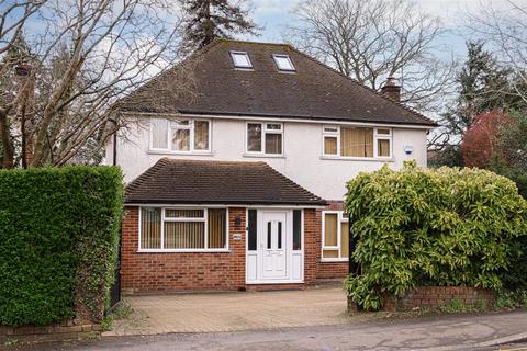 4 bedroom detached house to rent, London Road, Redhill