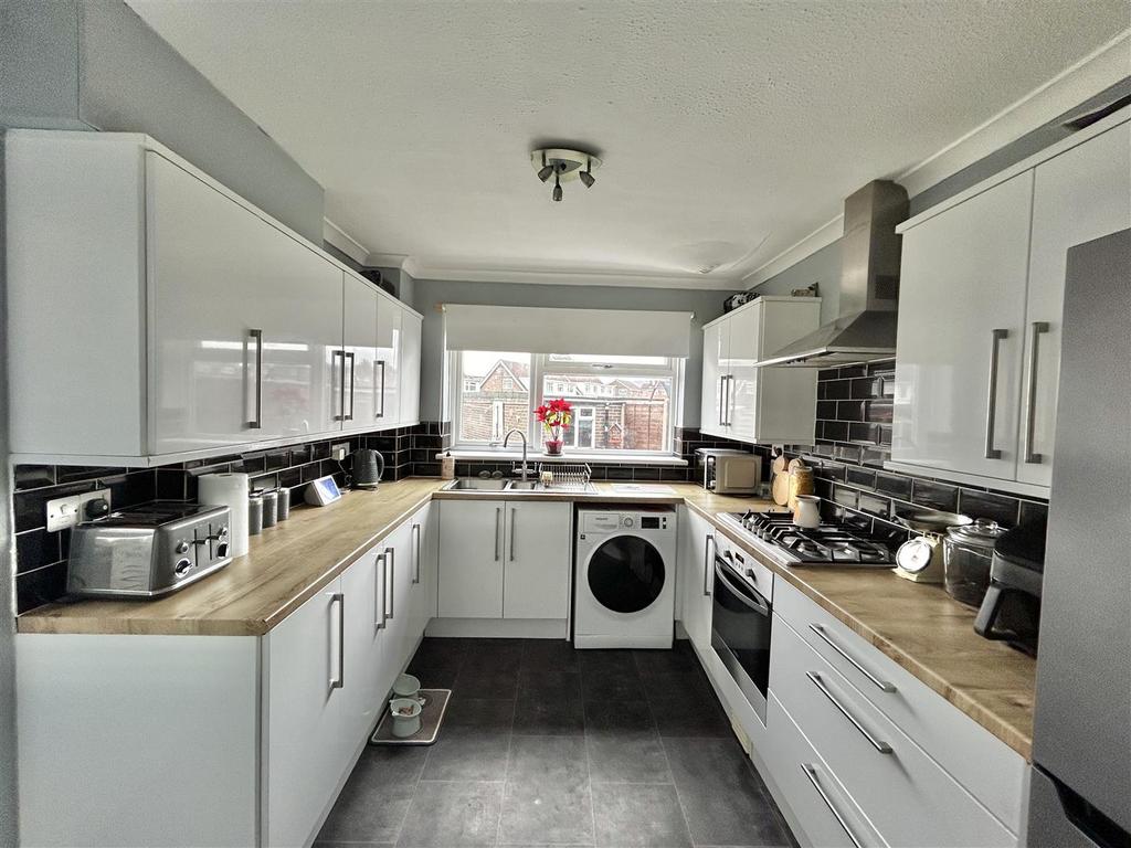 Eagle Way, Gloucester GL4 3 bed semidetached house for sale £240,000