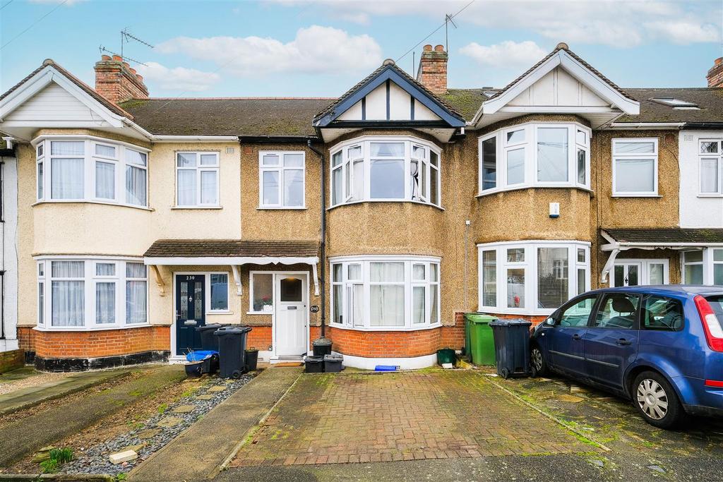Buckhurst Way, Buckhurst Hill 3 bed terraced house for sale £550,000