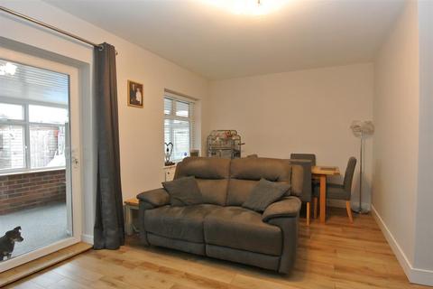 2 bedroom bungalow for sale - Brook Close, Staines-Upon-Thames TW19