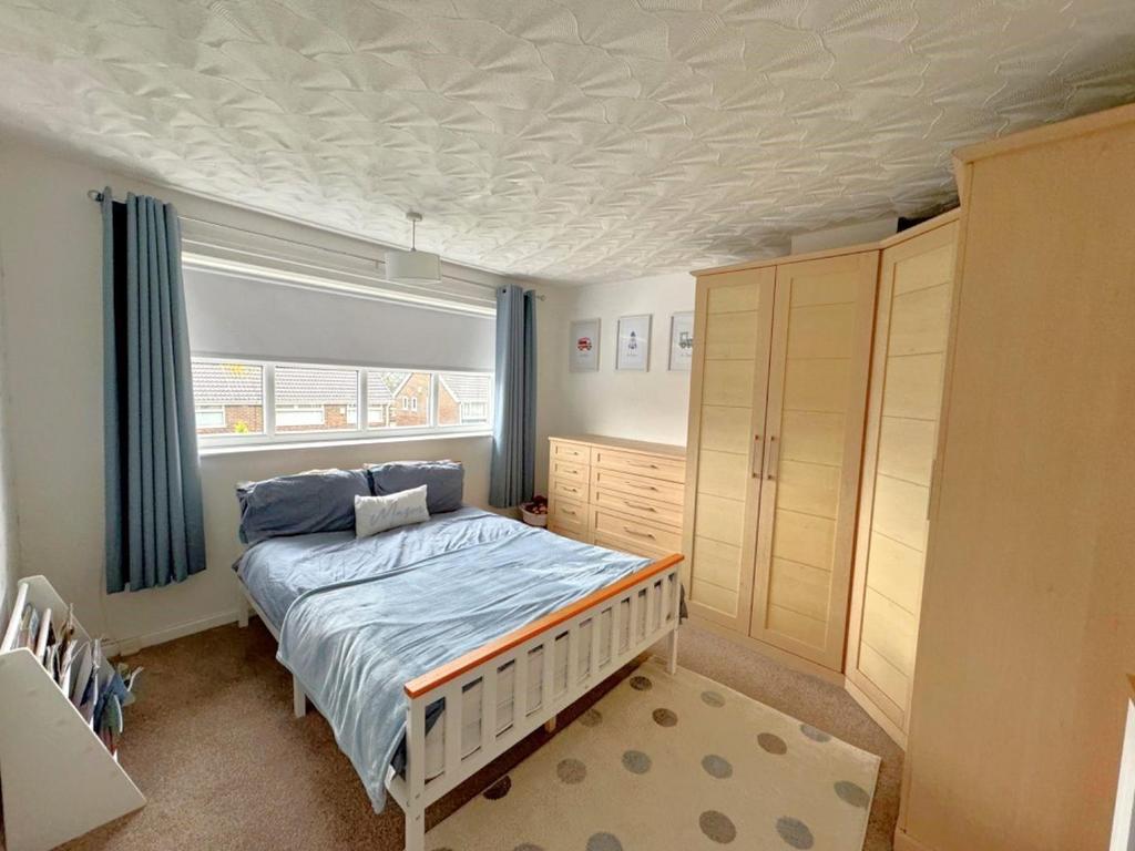 BEDROOM (front)
