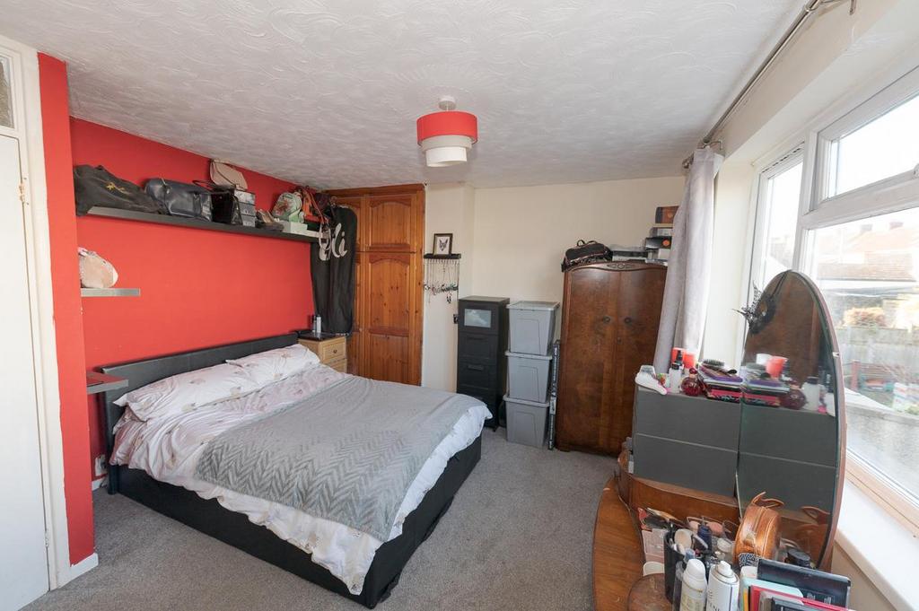 Bedroom 1 pic 2.jpg