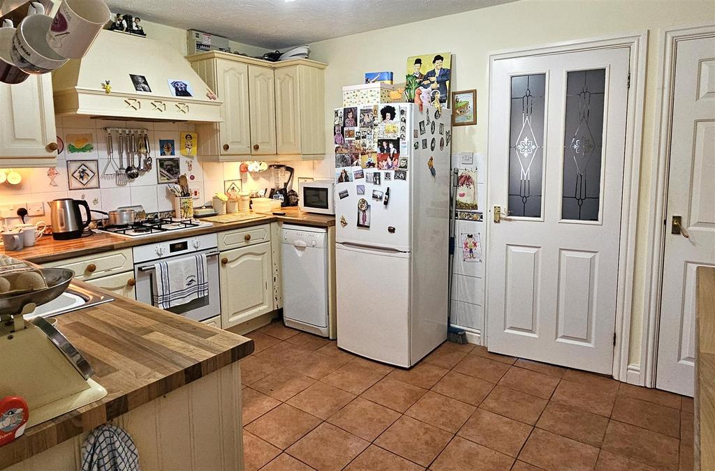 Kitchen (2).jpg