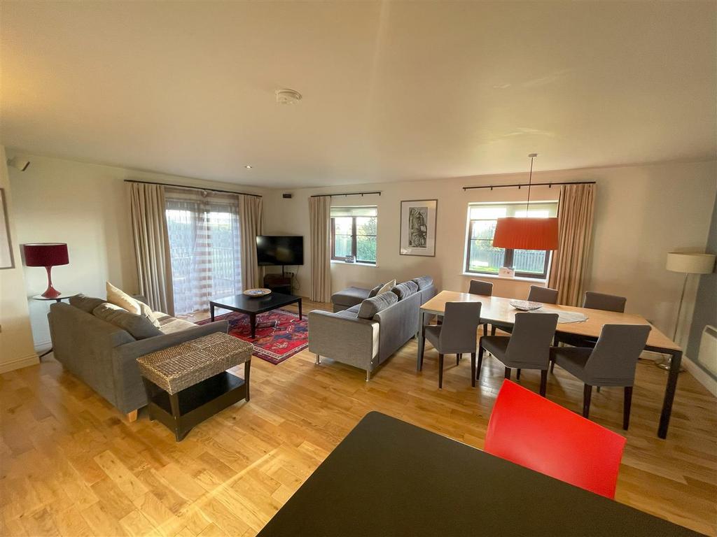 Living room 4.jpg