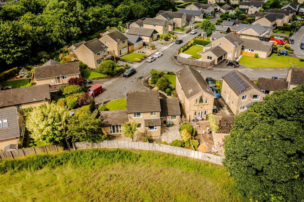 Woodland Meadows, Huddersfield HD8 3 bed detached house for sale £375,000