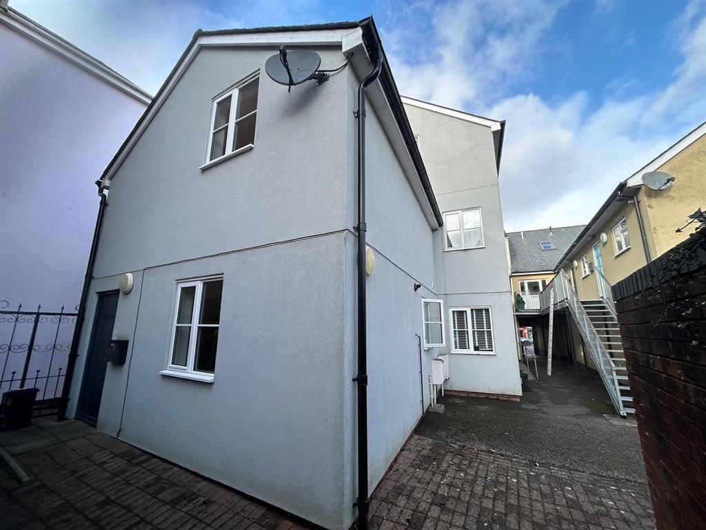 High Street, Honiton 1 bed apartment to rent £750 pcm (£173 pw)