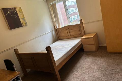 3 bedroom house share to rent, - Niall Cls, Harborne, Birmingham B15