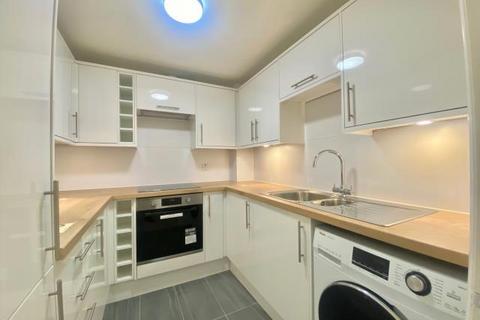 2 bedroom apartment to rent, Station Road,  Henley,  RG9