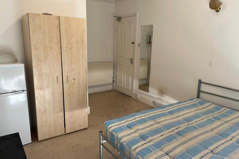1 bedroom in a house share to rent - Spencer Avenue, Palmers Green, London N13