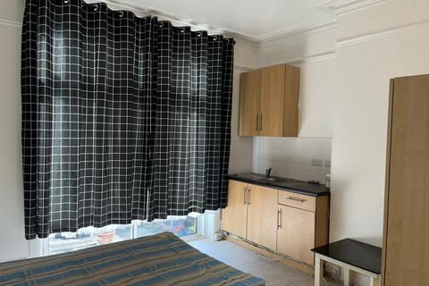 1 bedroom in a house share to rent - Spencer Avenue, Palmers Green, London N13